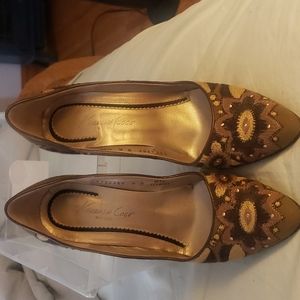 Embroidered pumps, made in Italy